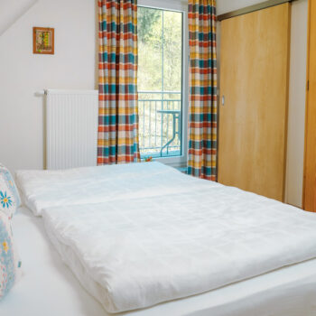 Schlafzimmer mit Doppelbett